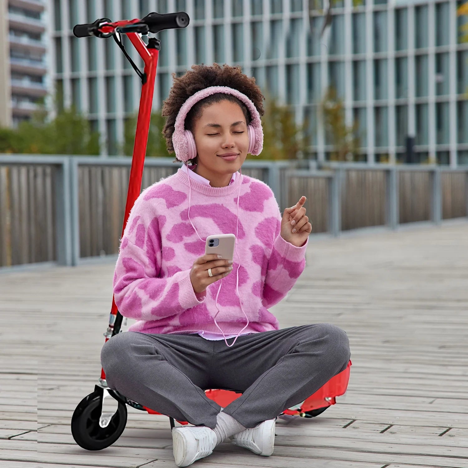 سكوتر كهربائي مبتكر يعمل بالطاقة الشمسية وقابل للطي - 3 عجلات، مكبر صوت بوم بوكس، بلوتوث، سرعة 15 كم/ساعة