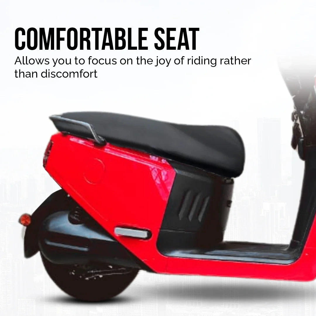 Red scooter with a black seat on a white background, highlighting the comfort of the seat.